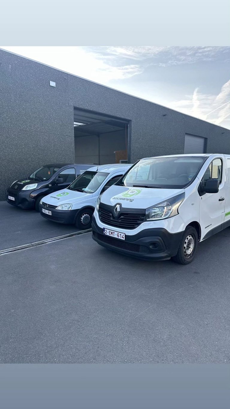 Abcleaning bedrijfswagens voor het kantoor in Oostende
